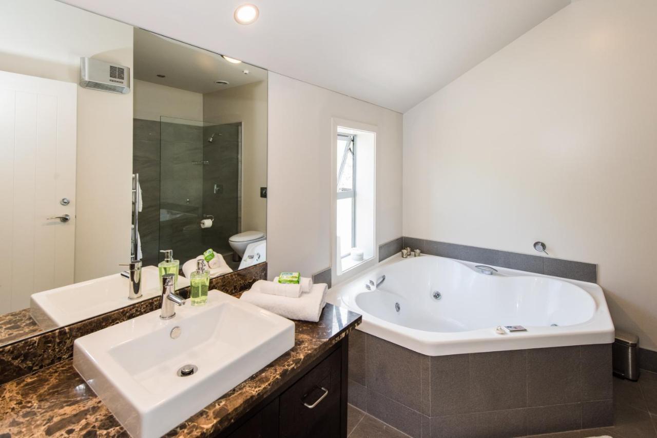 קווינסטאון Lakeside Luxury With Spa מראה חיצוני תמונה